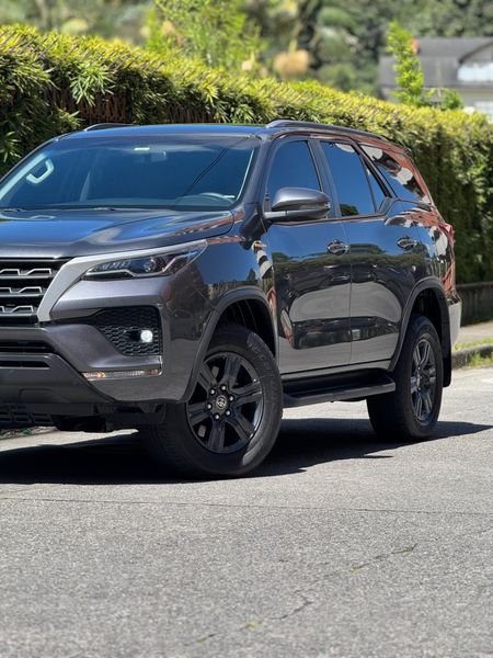 Toyota Fortuner SR 2024 - imagen secundaria 1
