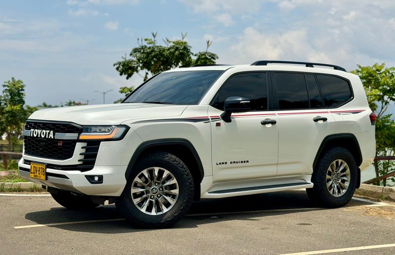 Toyota Sahara LC 300 GR s 2023 diesel - imagen secundaria 1