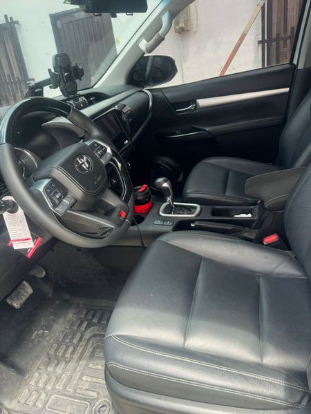 TOYOTA HILUX 2.4 DIESEL AT 2023 - imagen secundaria 2