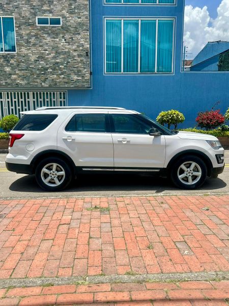 FORD EXPLORER XLT 4X2 MODELO 2016 - imagen secundaria 1