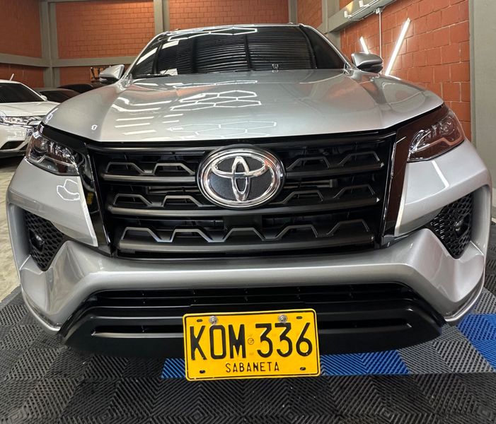 TOYOTA FORTUNER SR 2021 4x2 DIESEL - imagen secundaria 2