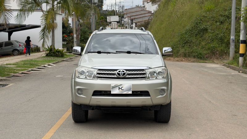 Toyota fortuner 2011 gasolina - imagen secundaria 2