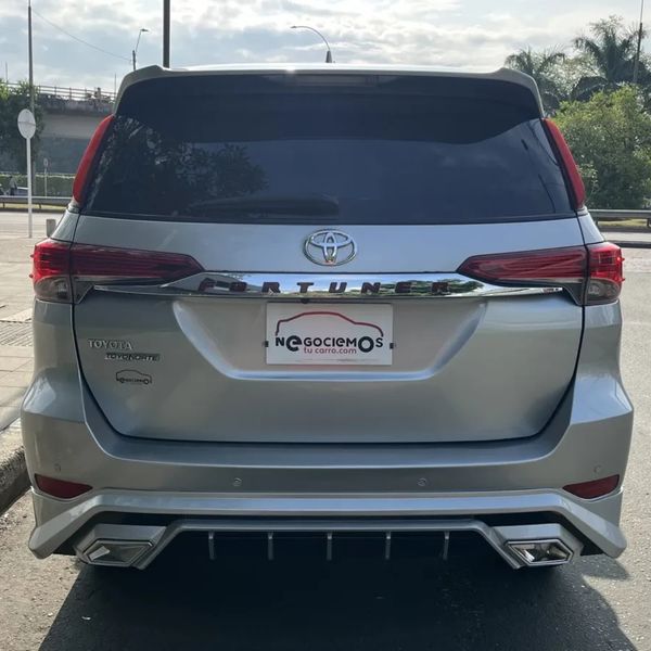 Toyota FORTUNER 2.7 4X2 con Body Kit LEXUS - imagen secundaria 2