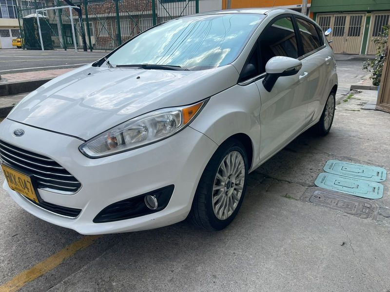 Ford Fiesta Titanium hatchback - imagen secundaria 2