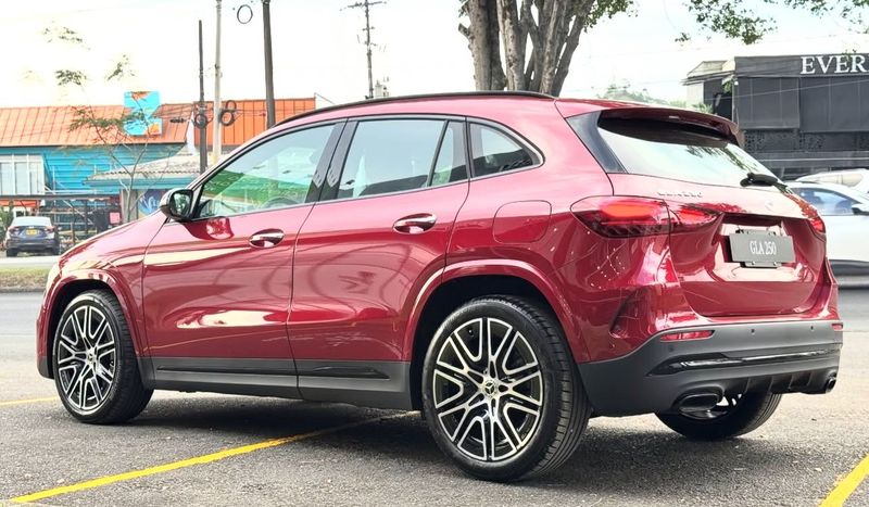 Mercedes Benz GLA 250 AMG Line 4MATIC ROJO PATAGONIA 2027 DEMO CAR TEST DRIVE MATRICULADO CERO KM - imagen secundaria 2