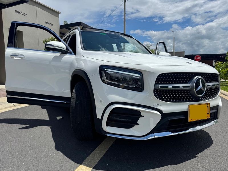 MERCEDES BENZ GLB 200 AMG LINE -  Mod. 2024 Unico Dueno - imagen secundaria 1