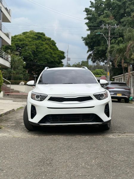 Kia stonic 2023 híbrida full - imagen secundaria 1