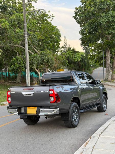 TOYOTA HILUX  2022  2.4 DIESEL AUT  4x4 - imagen secundaria 2