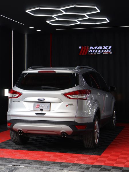 Ford Escape Titanium 2.000 cc Automática 4x4 - imagen secundaria 2