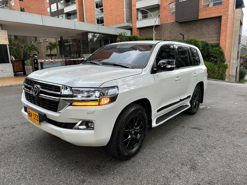 Toyota land cruiser lc200 GXR - imagen secundaria 1