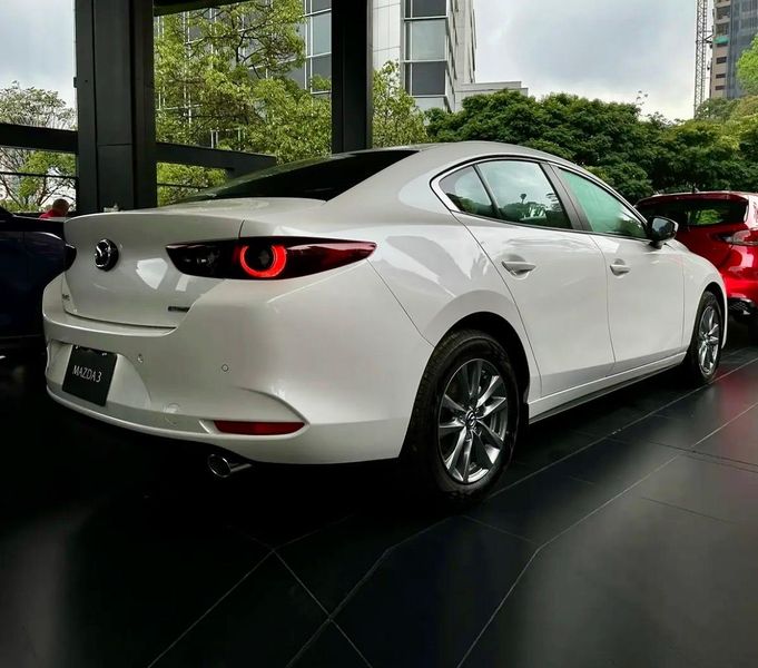 Mazda 3 Sedán Touring 2.0 Híbrido MHEV Modelo 2027 - imagen secundaria 2