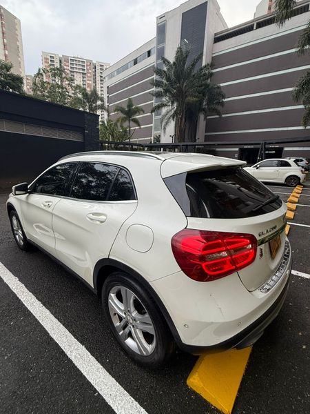 Mercedes Benz GLA200 - imagen secundaria 1