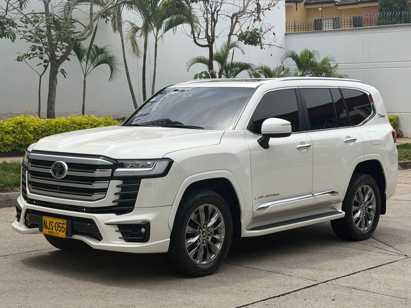 Toyota Sahara LC 300 VXR AEROKIT 2024 diesel - imagen secundaria 1