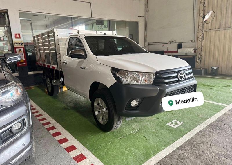 Toyota Hilux cargo estaca 2023 - imagen secundaria 1
