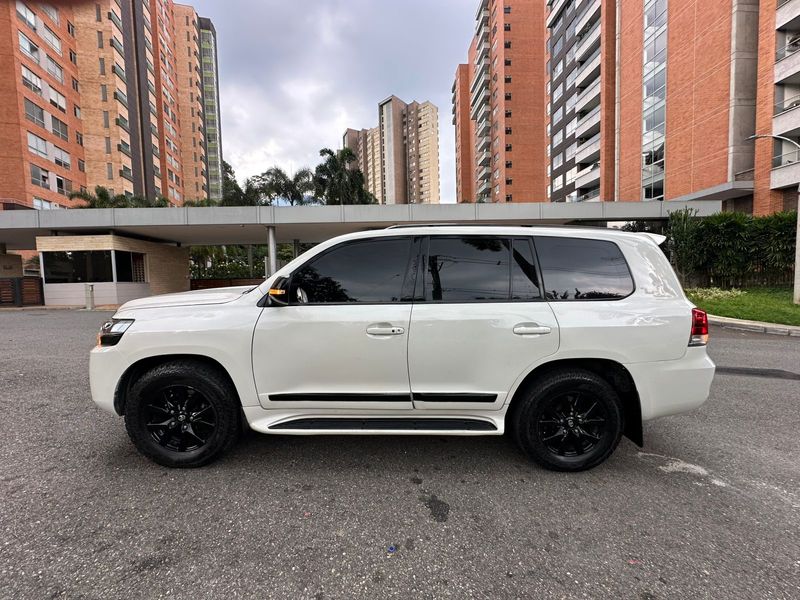 Toyota land cruiser lc200 GXR - imagen secundaria 2