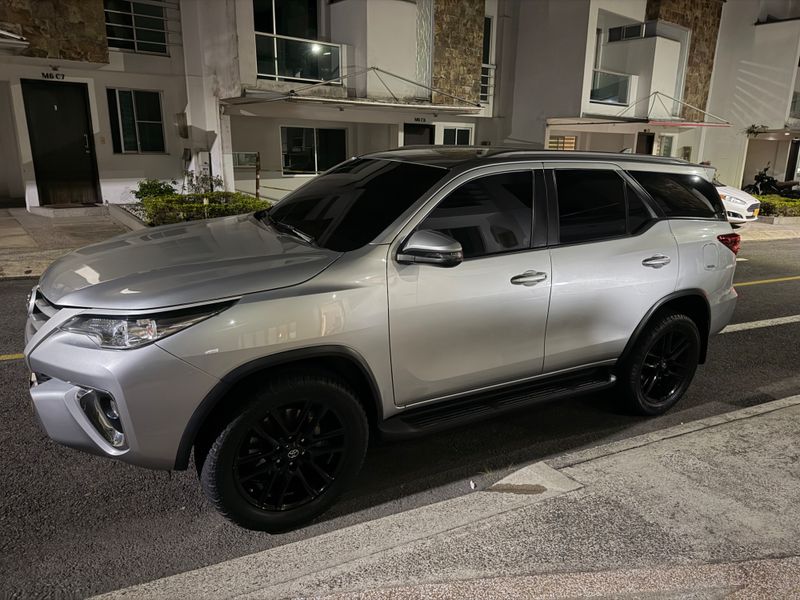 Toyota Fortuner Diésel - imagen secundaria 1