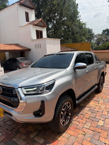 TOYOTA HILUX D.C. SRX 2.8 DIESEL 4X4 AT - imagen secundaria 1