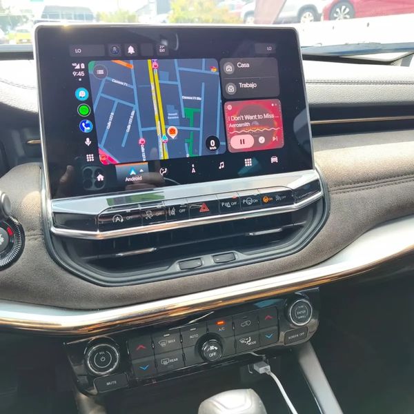 Jeep Commander Overland 2023  34.700 km I 7 Pasajeros - imagen secundaria 2