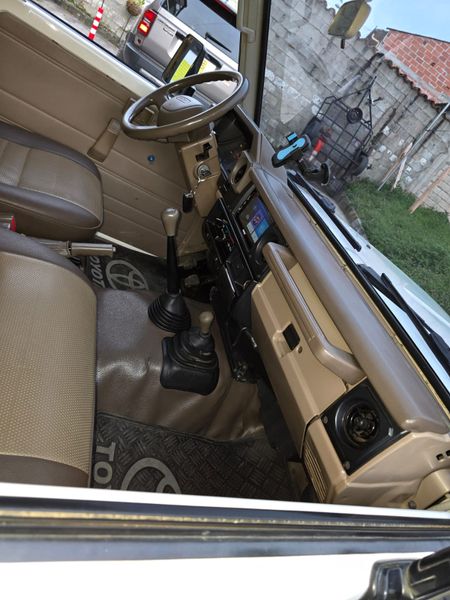 Toyota Land Cruiser Care vaca 2007 estacas - imagen secundaria 2