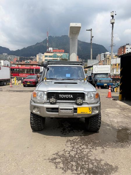 Toyota Land Cruiser VDJ79 - imagen secundaria 2