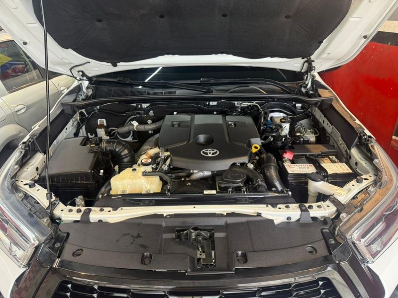 TOYOTA HILUX 2.4 DIESEL AT 2023 - imagen secundaria 2