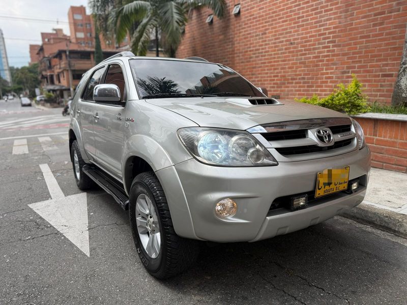 Toyota Fortuner 3.0 4x4 Diesel Automática - imagen secundaria 1