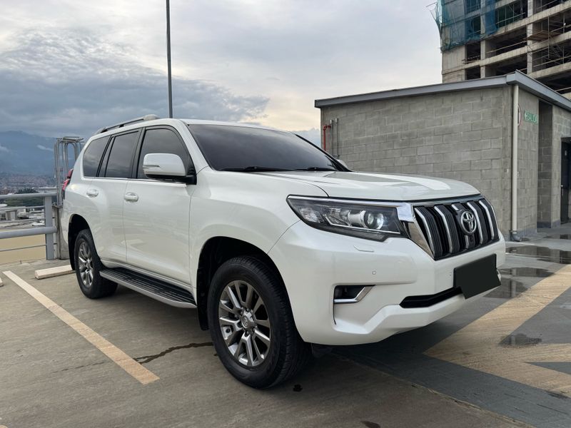 Toyota Prado VXL 2019 Diésel - imagen secundaria 2