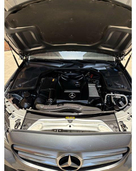 Mercedes-Benz C180 2018  Gris Selenita  Impecable - imagen secundaria 1