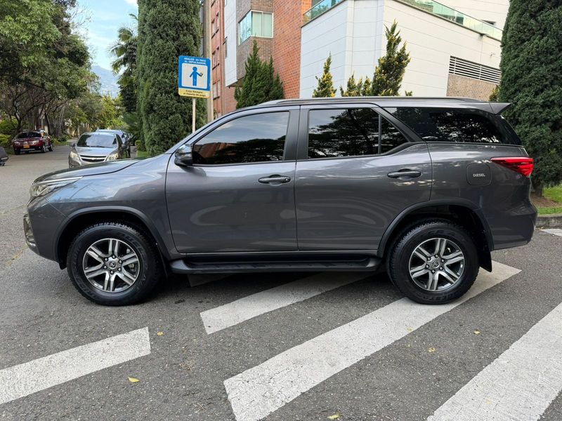 Toyota Fortuner 2.8 Diesel sr 4x2 At 2026 - imagen secundaria 2