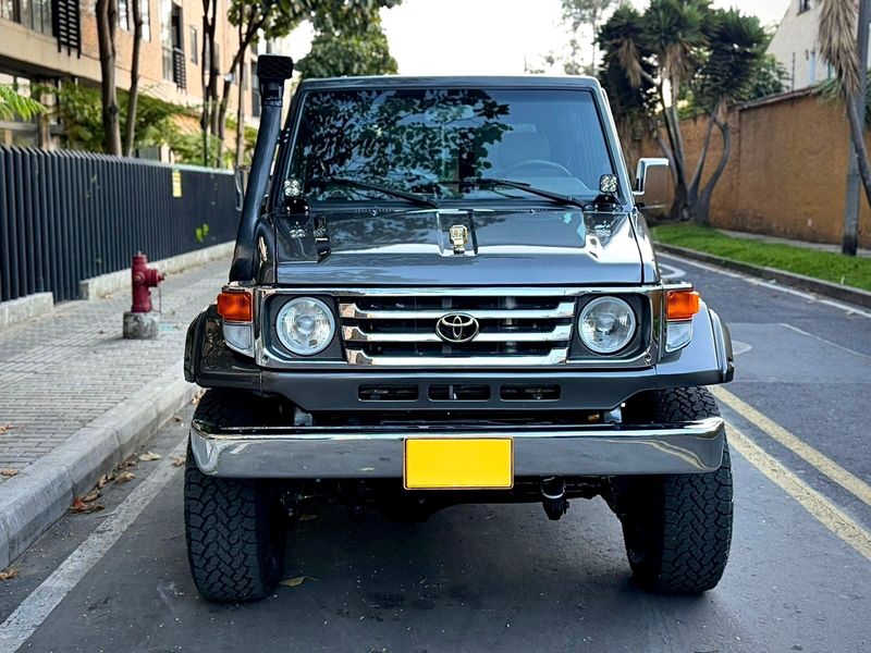 Toyota Land Cruiser 4.5 2005 - imagen secundaria 1