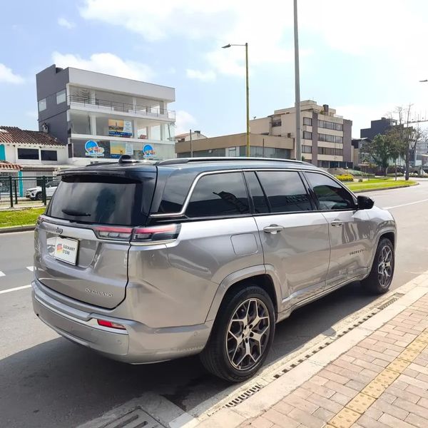 Jeep Commander Overland 2023  34.700 km I 7 Pasajeros - imagen secundaria 1