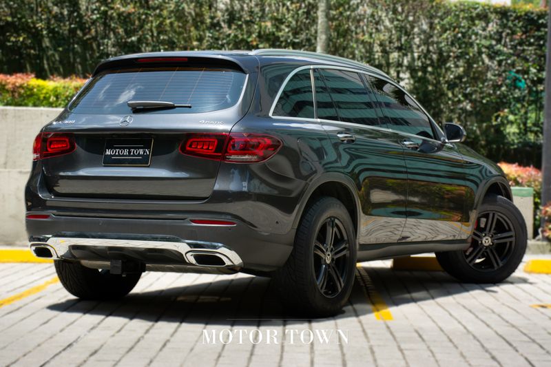 MERCEDES BENZ GLC300 4MATIC 2020 - imagen secundaria 2