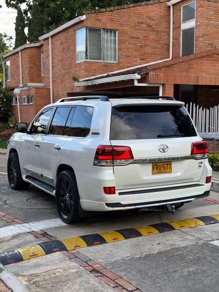 TOYOTA LC200 SAHARA EXCALIBUR 2018 - imagen secundaria 1