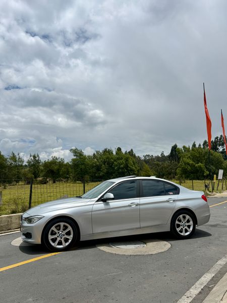 BMW 320i 2.0T - imagen secundaria 1