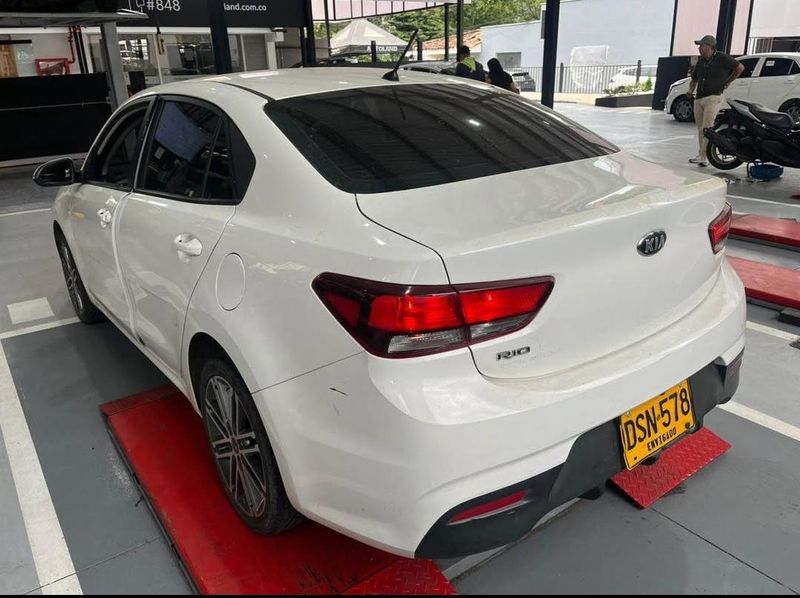 Kia Rio Vibrant 2018 - imagen secundaria 2