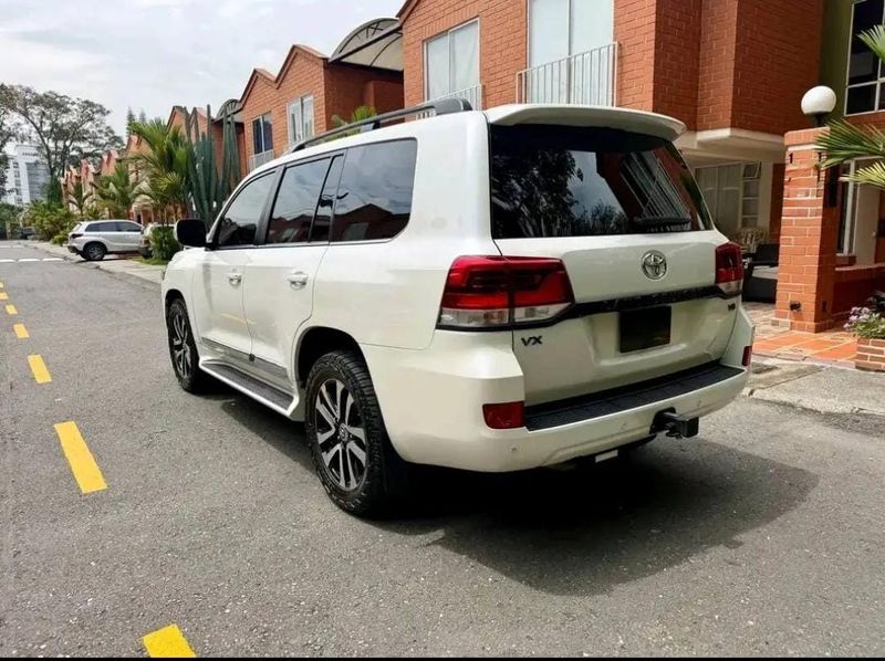 Toyota Lc200 VX blindada 2018 - imagen secundaria 2