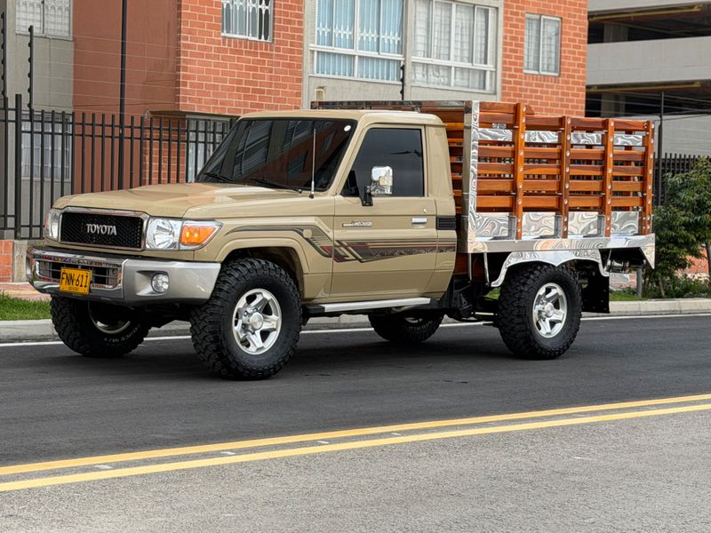 TOYOTA LAND CRUISER ESTACAS 2019 4.0 GASOLINA 4x4 - imagen secundaria 2