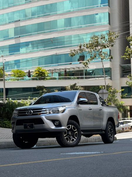 Toyota Hilux SRV 2.8cc - imagen secundaria 1