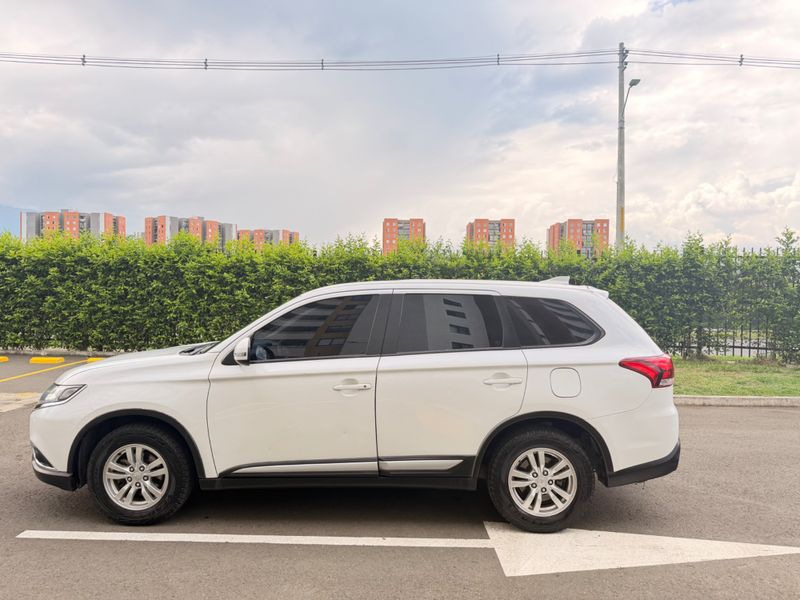 MITSUBISHI OUTLANDER 7PUESTOS 2022 AUT 4X4 - imagen secundaria 2