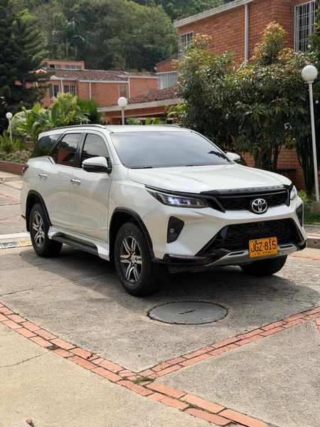 Toyota Fortuner 2.4 diesel Sr 2019 - imagen secundaria 1