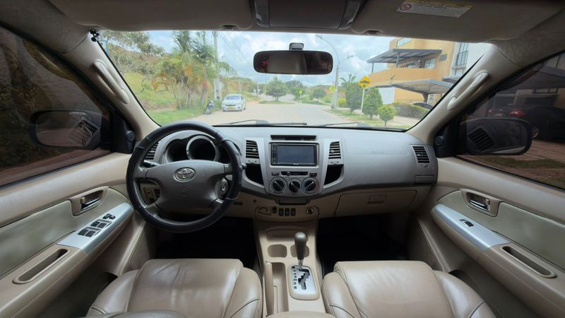 Toyota fortuner 2011 gasolina - imagen secundaria 1