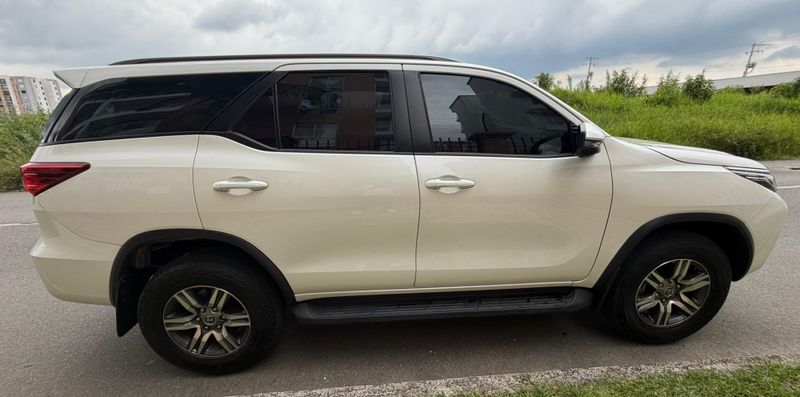 Toyota Fortuner SR 2022 Diesel - imagen secundaria 2