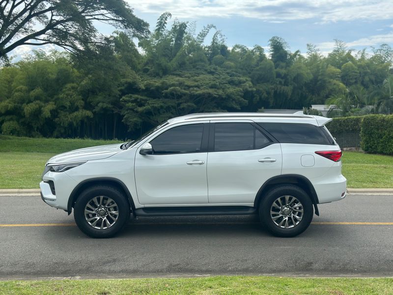 TOYOTA FORTUNER SR 4x2 2025 - imagen secundaria 2