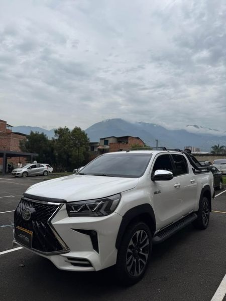 TOYOTA HILUX 2.4 MT - imagen secundaria 1