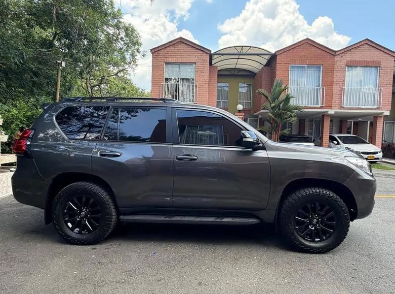 Toyota Prado TXL blindada 2023 - imagen secundaria 1
