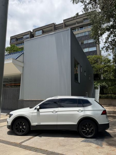 Volkswagen Tiguan Allspace Comfortline 2.0cc turbo - imagen secundaria 1