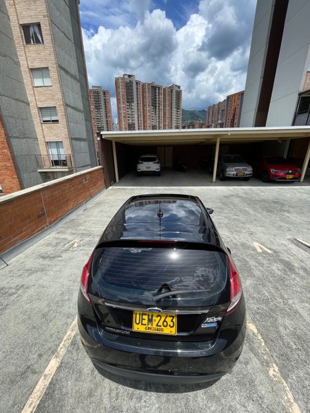 Vendo Ford  fiesta Titanium - imagen secundaria 2
