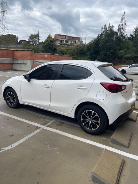 Mazda 2 Touring MT - imagen secundaria 1
