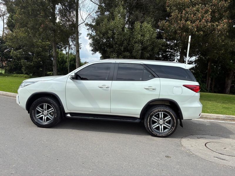 Toyota Fortuner SRV 2.4 Diesel - imagen secundaria 2