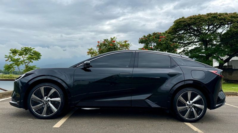 Toyota bZ5 S-Mart 100 eléctrico 2025 - imagen secundaria 2